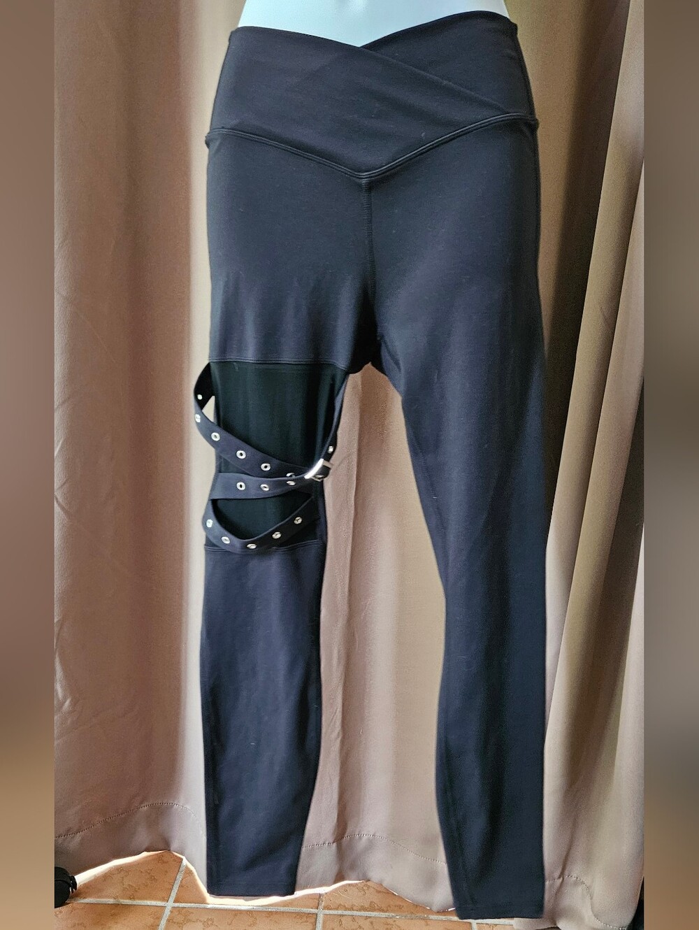 Halara DayStretch High Waisted Crossover Mesh Buckle Leggings